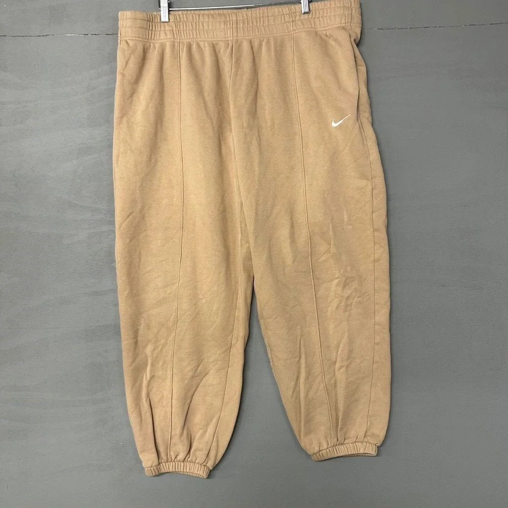 Nike sportswear essential